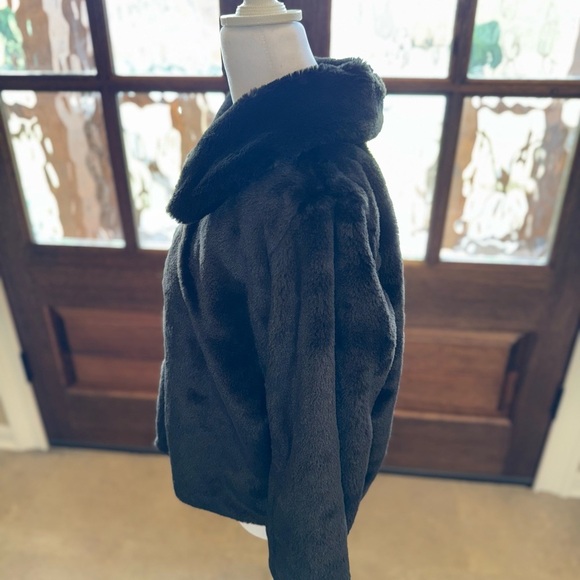 Vintage Express Black Faux Fur Crop Coat Womans M Whimsigoth Elegant Warm - Picture 3 of 7